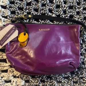 R. RIVETER NAOMI SIGNATURE
LEATHER ZIPPER CLUTCH